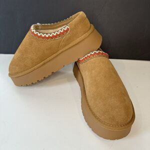 NWT Cushionaire Kabuki Genuine Suede Platform Mule Women's 8 Chestnut Faux